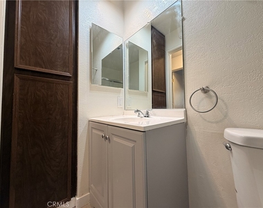 470 N Villa Court - Photo Thumbnail 11