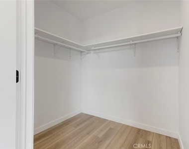 14810 Delano Street - Photo Thumbnail 4