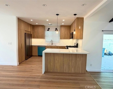 1828 Kenwood St - Photo Thumbnail 8