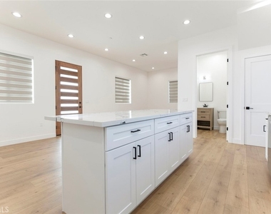 7612 N Shadyglade Avenue - Photo Thumbnail 15