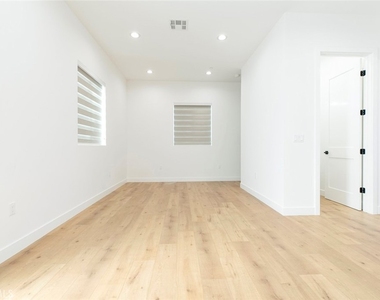 7612 N Shadyglade Avenue - Photo Thumbnail 9