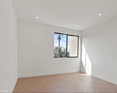 8455 Fountain Avenue - Photo Thumbnail 14