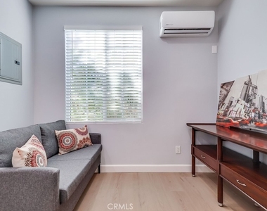 6504 W 84th Place - Photo Thumbnail 4