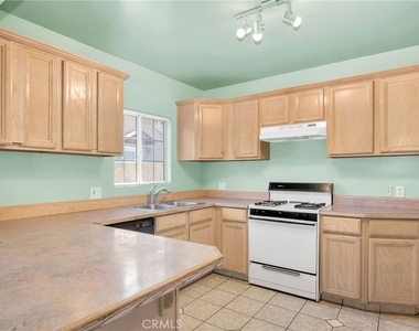 7275 Fountain Avenue - Photo Thumbnail 4