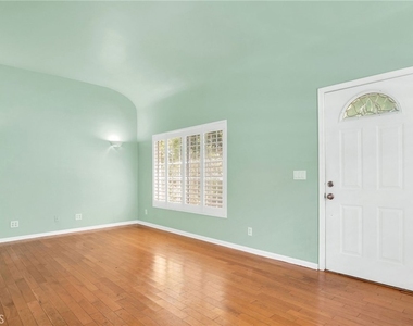 7275 Fountain Avenue - Photo Thumbnail 2