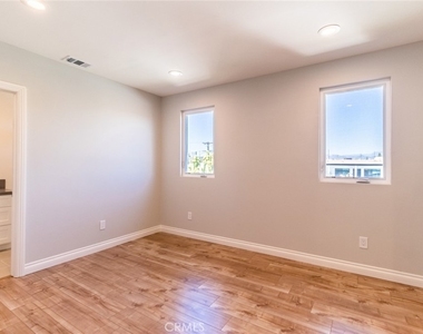 1739 Longwood Avenue - Photo Thumbnail 16