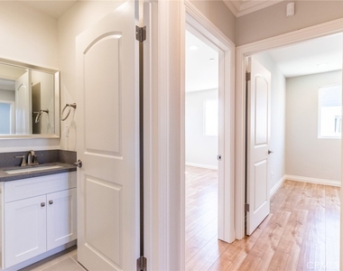 1739 Longwood Avenue - Photo Thumbnail 10