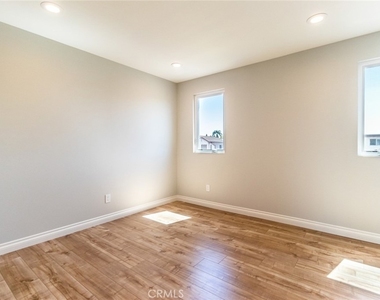 1739 Longwood Avenue - Photo Thumbnail 5