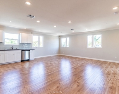 1739 Longwood Avenue - Photo Thumbnail 4