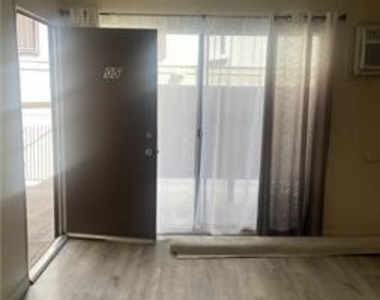 6819 Whitsett - Photo Thumbnail 5