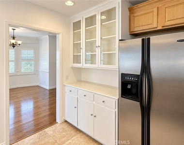 1104 N Screenland Drive - Photo Thumbnail 11