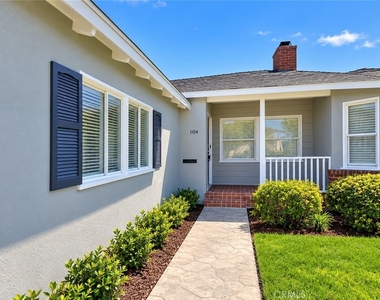 1104 N Screenland Drive - Photo Thumbnail 2