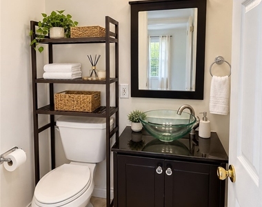 1104 N Screenland Drive - Photo Thumbnail 20