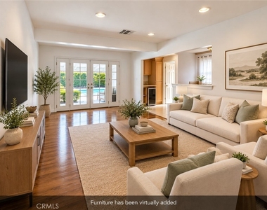 1104 N Screenland Drive - Photo Thumbnail 8
