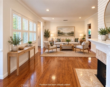 1104 N Screenland Drive - Photo Thumbnail 3
