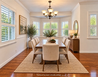 1104 N Screenland Drive - Photo Thumbnail 6