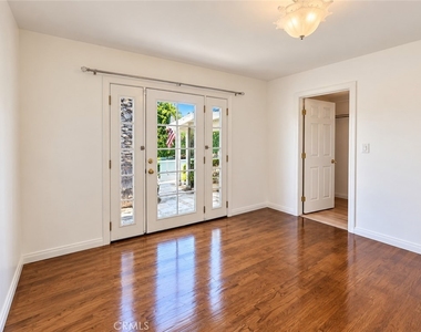 1104 N Screenland Drive - Photo Thumbnail 19