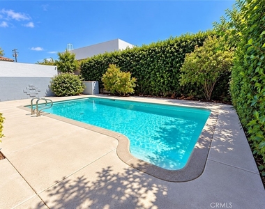 1104 N Screenland Drive - Photo Thumbnail 33