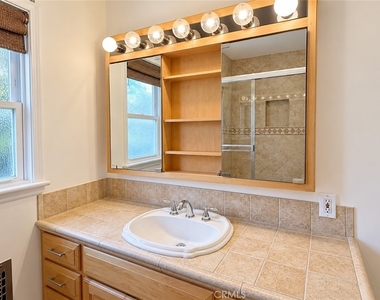 1104 N Screenland Drive - Photo Thumbnail 25