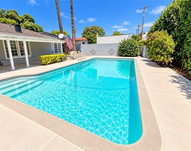 1104 N Screenland Drive - Photo Thumbnail 32