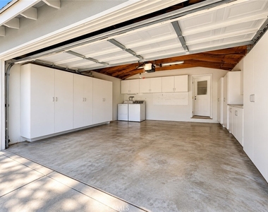 1104 N Screenland Drive - Photo Thumbnail 35