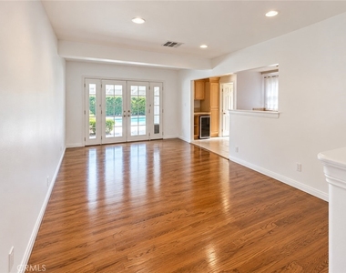 1104 N Screenland Drive - Photo Thumbnail 9