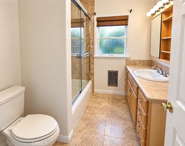 1104 N Screenland Drive - Photo Thumbnail 23