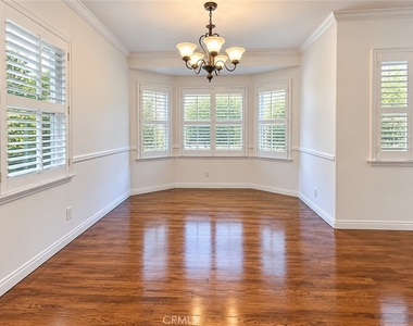1104 N Screenland Drive - Photo Thumbnail 7
