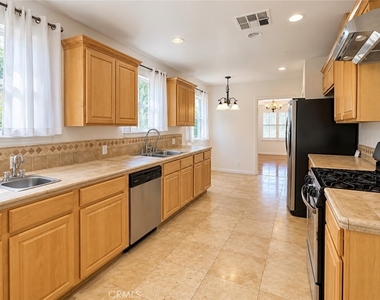 1104 N Screenland Drive - Photo Thumbnail 10