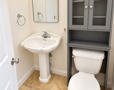 1104 N Screenland Drive - Photo Thumbnail 15