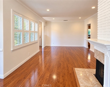 1104 N Screenland Drive - Photo Thumbnail 4