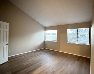 449 Dohrmann Ln - Photo Thumbnail 6