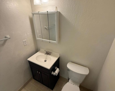 2213 L St - Photo Thumbnail 3