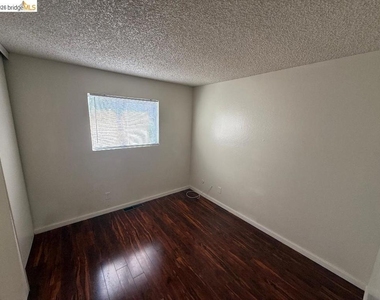 2213 L St - Photo Thumbnail 5