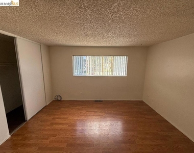 2213 L St - Photo Thumbnail 6