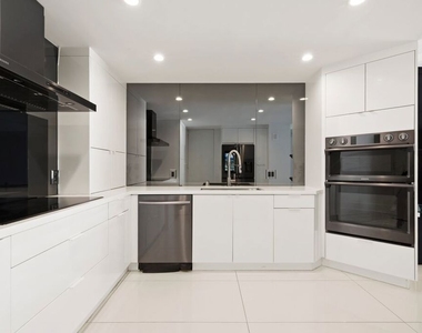 1100 Alta Loma Road - Photo Thumbnail 5