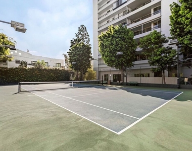 1100 Alta Loma Road - Photo Thumbnail 20