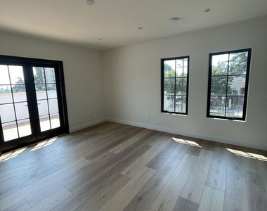 2300 N Commonwealth Avenue - Photo Thumbnail 6
