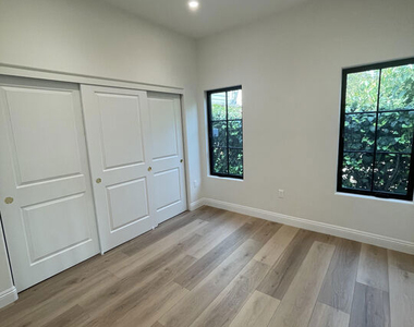 2300 N Commonwealth Avenue - Photo Thumbnail 30