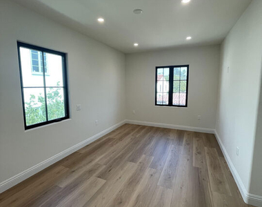 2300 N Commonwealth Avenue - Photo Thumbnail 10