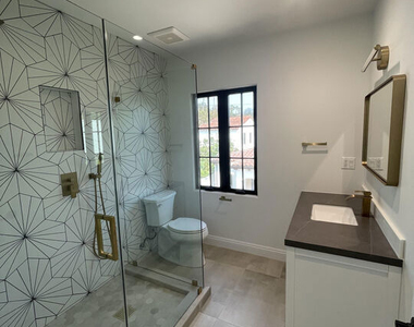 2300 N Commonwealth Avenue - Photo Thumbnail 11