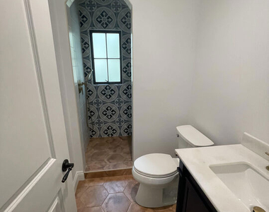 2300 N Commonwealth Avenue - Photo Thumbnail 19