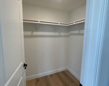2300 N Commonwealth Avenue - Photo Thumbnail 9
