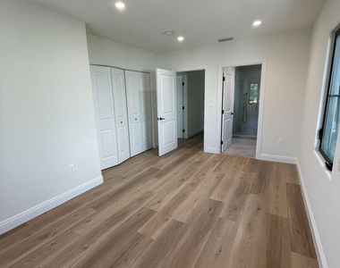 2300 N Commonwealth Avenue - Photo Thumbnail 13