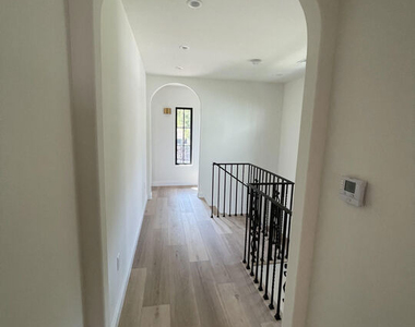 2300 N Commonwealth Avenue - Photo Thumbnail 15