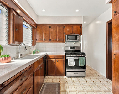 343 N Bronson Avenue - Photo Thumbnail 15