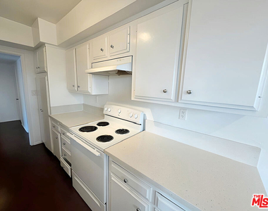 1541 N Laurel Avenue - Photo Thumbnail 9