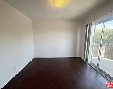 1541 N Laurel Avenue - Photo Thumbnail 5