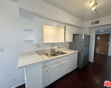 1541 N Laurel Avenue - Photo Thumbnail 8