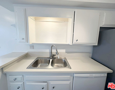 1541 N Laurel Avenue - Photo Thumbnail 11